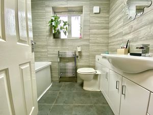 Main Bathroom- click for photo gallery